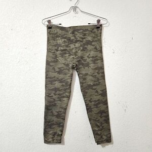 Spanx army camo color leggings size xl, capri
